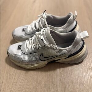 Nike White & Black Mesh Leather Running Sneakers